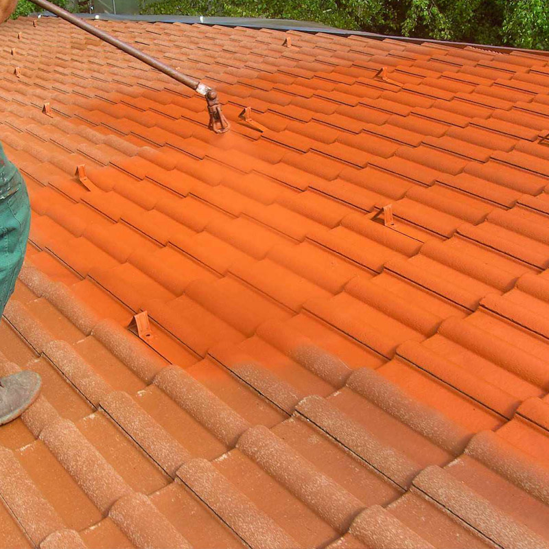 Etanchéité d'une toiture en tuiles avec un traitement hydrofuge à Viarmes dans le Val d'Oise 95